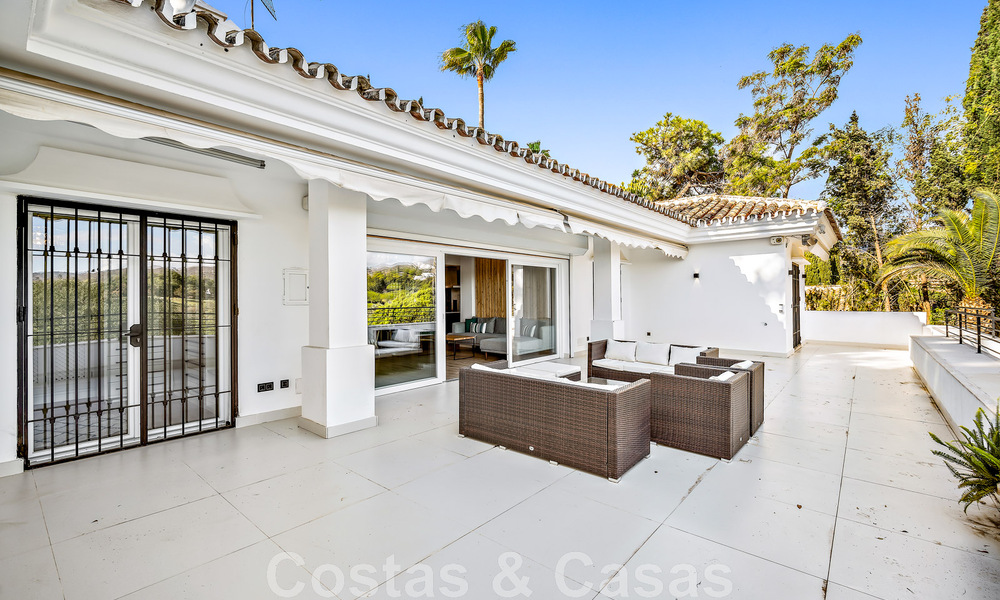 Villa andaluza de lujo en venta junto a campo de golf, con vistas al mar, en zona muy solicitada en Marbella Este 48348