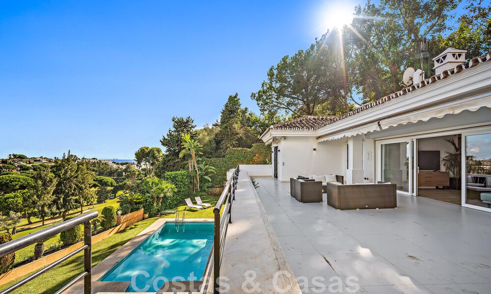 Villa andaluza de lujo en venta junto a campo de golf, con vistas al mar, en zona muy solicitada en Marbella Este 48349