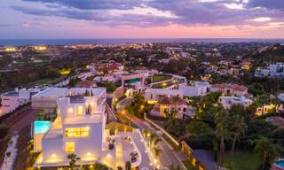 Villa de lujo arquitectónico en venta con vistas panorámicas al mar, en codiciada zona residencial en La Quinta, Benahavis - Marbella 47982 
