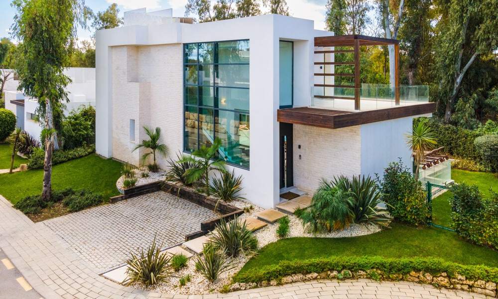 Villa boutique independiente en venta rodeada de vegetación en una comunidad privada cerrada en la Nueva Milla de Oro entre Marbella y Estepona 47816