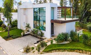 Villa boutique independiente en venta rodeada de vegetación en una comunidad privada cerrada en la Nueva Milla de Oro entre Marbella y Estepona 47816 