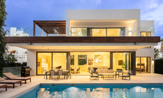 Villa boutique independiente en venta rodeada de vegetación en una comunidad privada cerrada en la Nueva Milla de Oro entre Marbella y Estepona 47817 