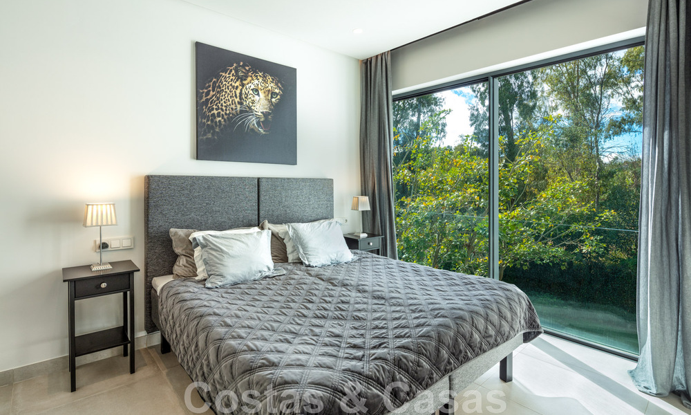 Villa boutique independiente en venta rodeada de vegetación en una comunidad privada cerrada en la Nueva Milla de Oro entre Marbella y Estepona 47818