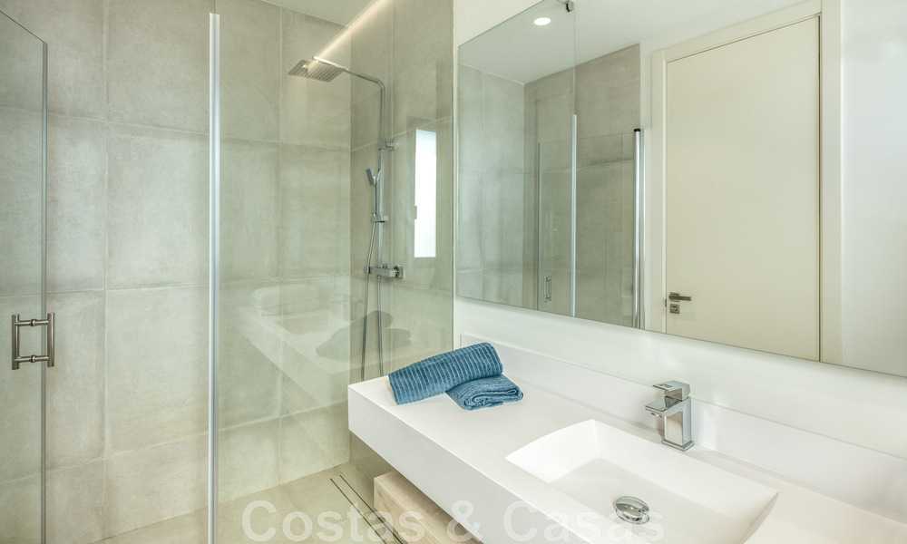 Villa boutique independiente en venta rodeada de vegetación en una comunidad privada cerrada en la Nueva Milla de Oro entre Marbella y Estepona 47819