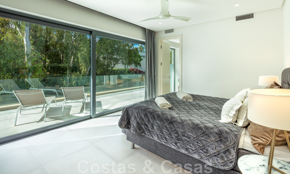 Villa boutique independiente en venta rodeada de vegetación en una comunidad privada cerrada en la Nueva Milla de Oro entre Marbella y Estepona 47820