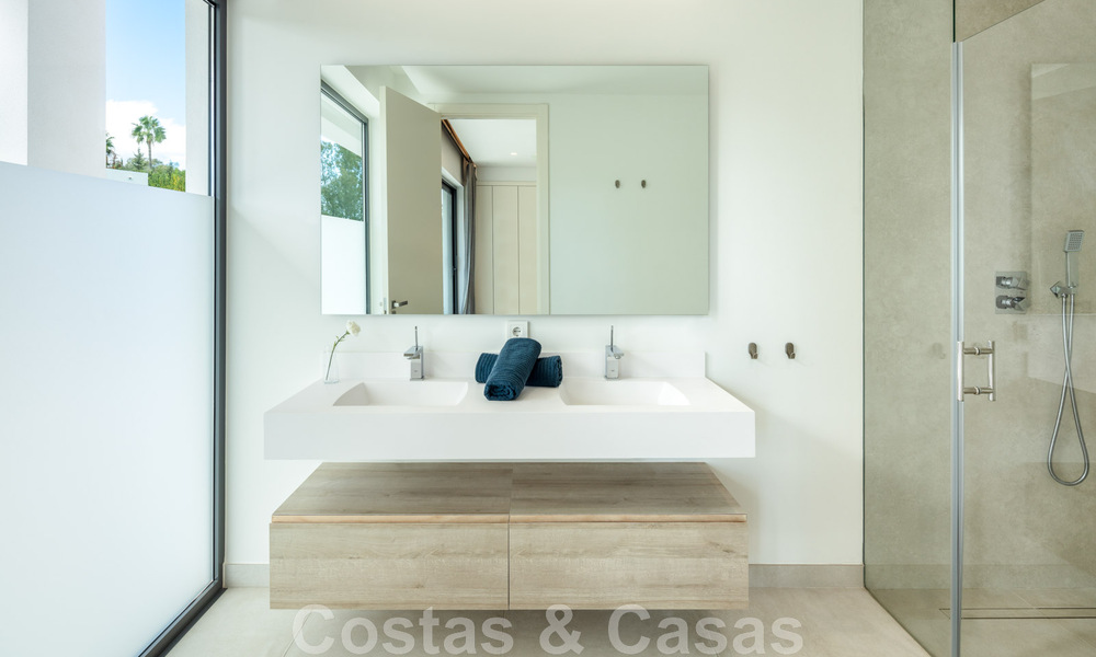 Villa boutique independiente en venta rodeada de vegetación en una comunidad privada cerrada en la Nueva Milla de Oro entre Marbella y Estepona 47822