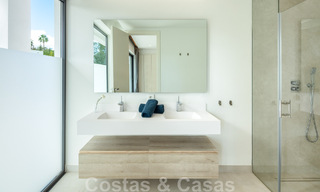 Villa boutique independiente en venta rodeada de vegetación en una comunidad privada cerrada en la Nueva Milla de Oro entre Marbella y Estepona 47822 