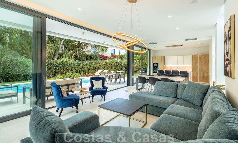 Villa boutique independiente en venta rodeada de vegetación en una comunidad privada cerrada en la Nueva Milla de Oro entre Marbella y Estepona 47824