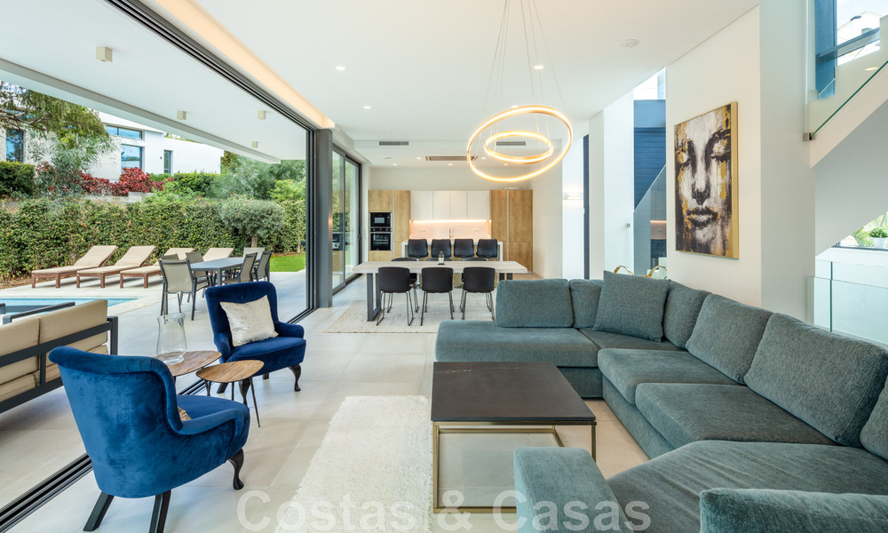 Villa boutique independiente en venta rodeada de vegetación en una comunidad privada cerrada en la Nueva Milla de Oro entre Marbella y Estepona 47825