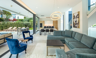 Villa boutique independiente en venta rodeada de vegetación en una comunidad privada cerrada en la Nueva Milla de Oro entre Marbella y Estepona 47825 