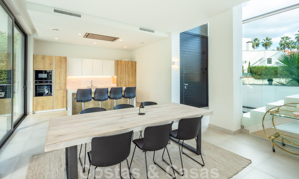 Villa boutique independiente en venta rodeada de vegetación en una comunidad privada cerrada en la Nueva Milla de Oro entre Marbella y Estepona 47826