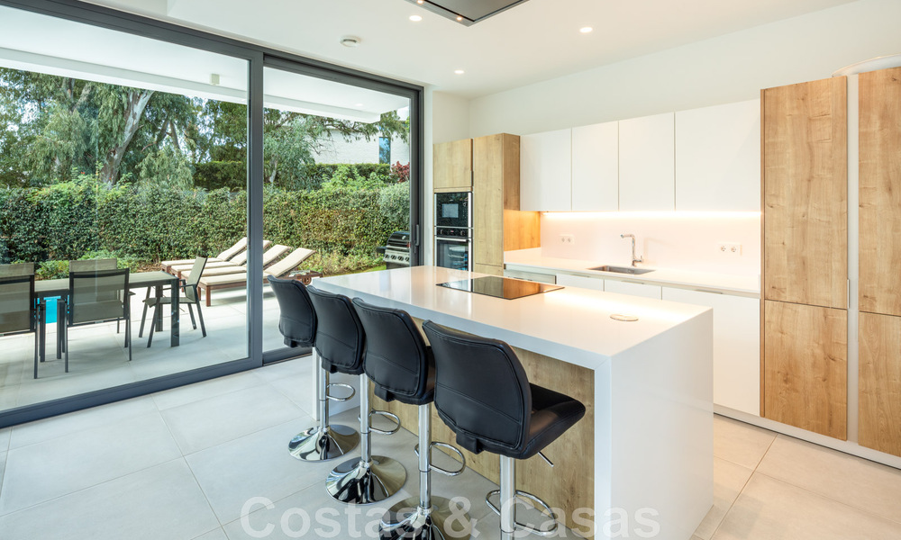 Villa boutique independiente en venta rodeada de vegetación en una comunidad privada cerrada en la Nueva Milla de Oro entre Marbella y Estepona 47827