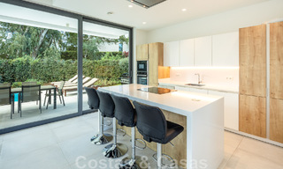 Villa boutique independiente en venta rodeada de vegetación en una comunidad privada cerrada en la Nueva Milla de Oro entre Marbella y Estepona 47827 