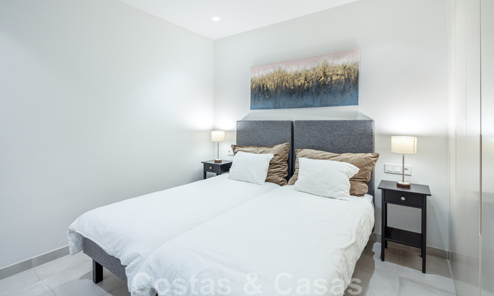 Villa boutique independiente en venta rodeada de vegetación en una comunidad privada cerrada en la Nueva Milla de Oro entre Marbella y Estepona 47829