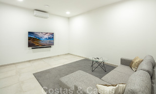 Villa boutique independiente en venta rodeada de vegetación en una comunidad privada cerrada en la Nueva Milla de Oro entre Marbella y Estepona 47830 