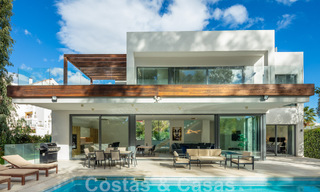 Villa boutique independiente en venta rodeada de vegetación en una comunidad privada cerrada en la Nueva Milla de Oro entre Marbella y Estepona 47833 