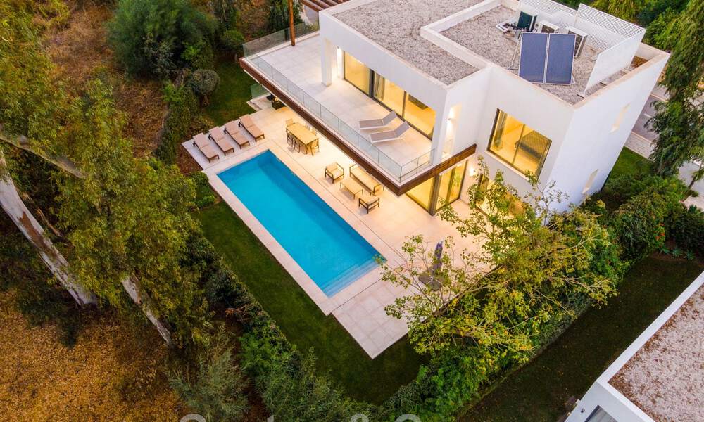 Villa boutique independiente en venta rodeada de vegetación en una comunidad privada cerrada en la Nueva Milla de Oro entre Marbella y Estepona 47834