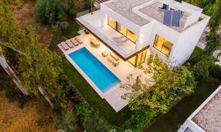 Villa boutique independiente en venta rodeada de vegetación en una comunidad privada cerrada en la Nueva Milla de Oro entre Marbella y Estepona 47834 