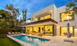 Villa boutique independiente en venta rodeada de vegetación en una comunidad privada cerrada en la Nueva Milla de Oro entre Marbella y Estepona 47835 