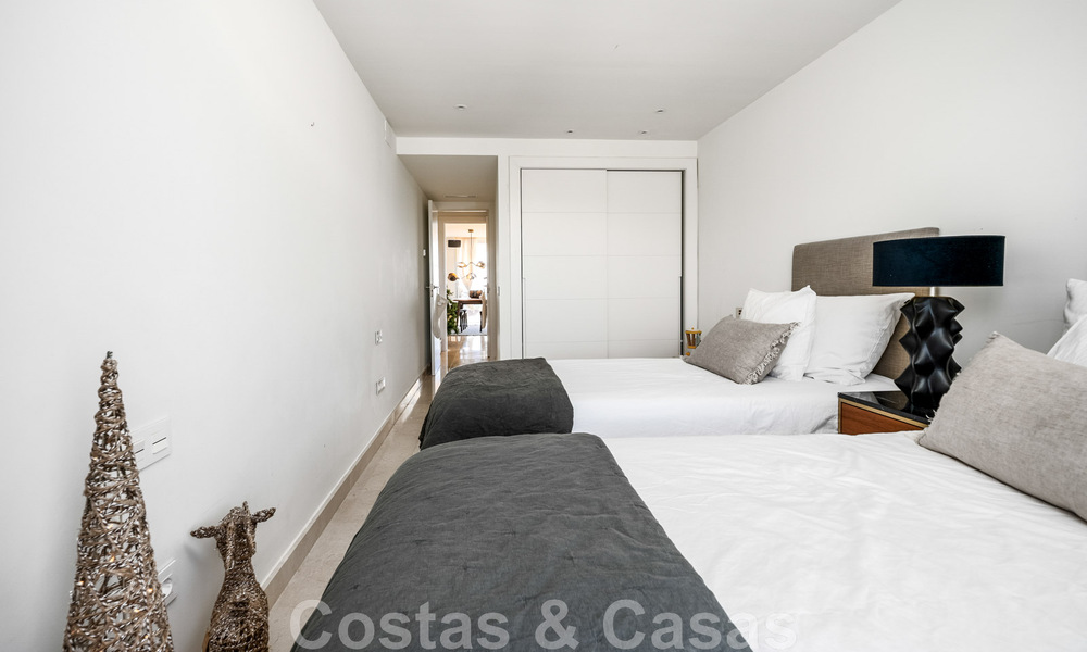Moderno ático en venta listo para entrar a vivir con vistas abiertas al mar en un moderno complejo en Nueva Andalucia, Marbella 47885