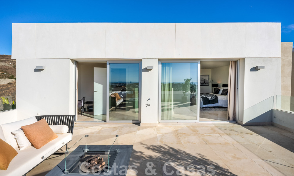 Moderno ático en venta listo para entrar a vivir con vistas abiertas al mar en un moderno complejo en Nueva Andalucia, Marbella 47888