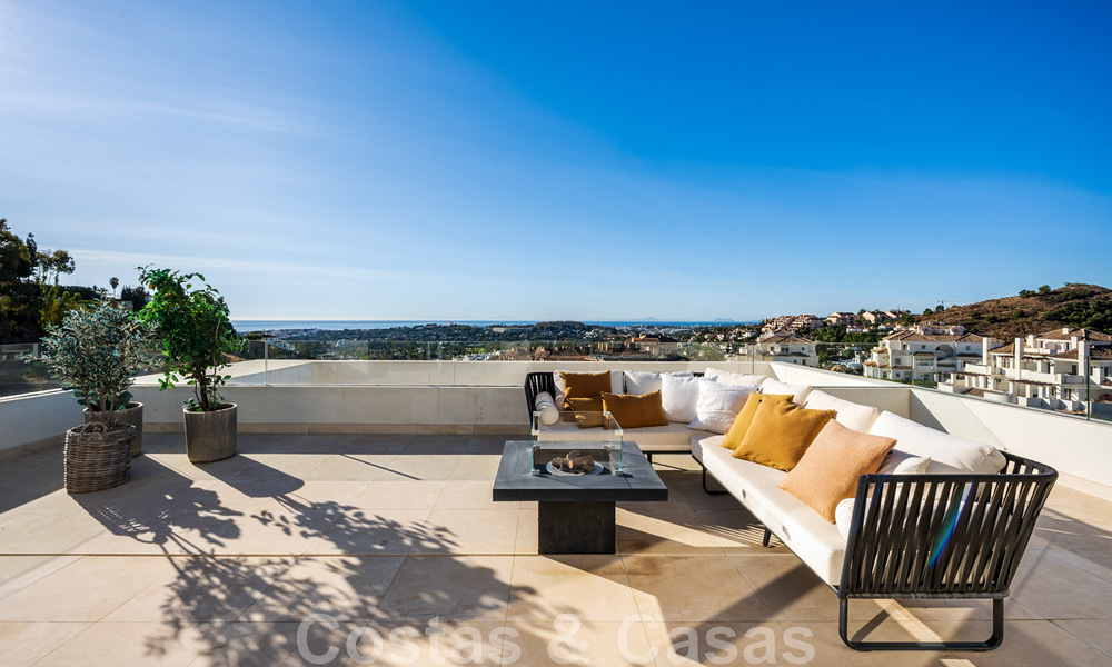 Moderno ático en venta listo para entrar a vivir con vistas abiertas al mar en un moderno complejo en Nueva Andalucia, Marbella 47890
