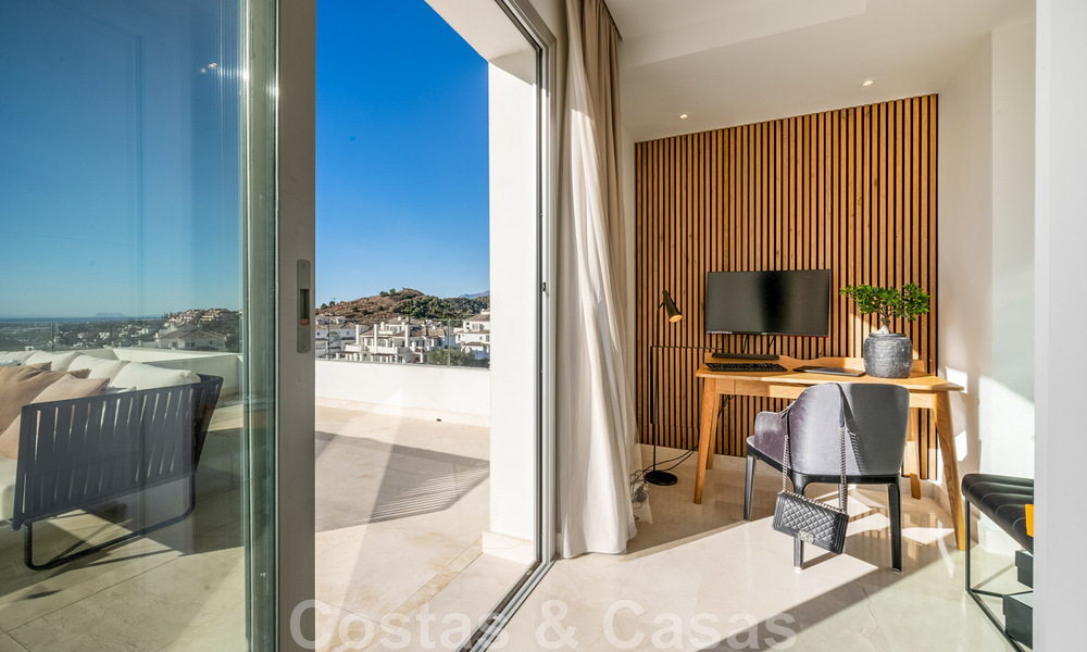 Moderno ático en venta listo para entrar a vivir con vistas abiertas al mar en un moderno complejo en Nueva Andalucia, Marbella 47892