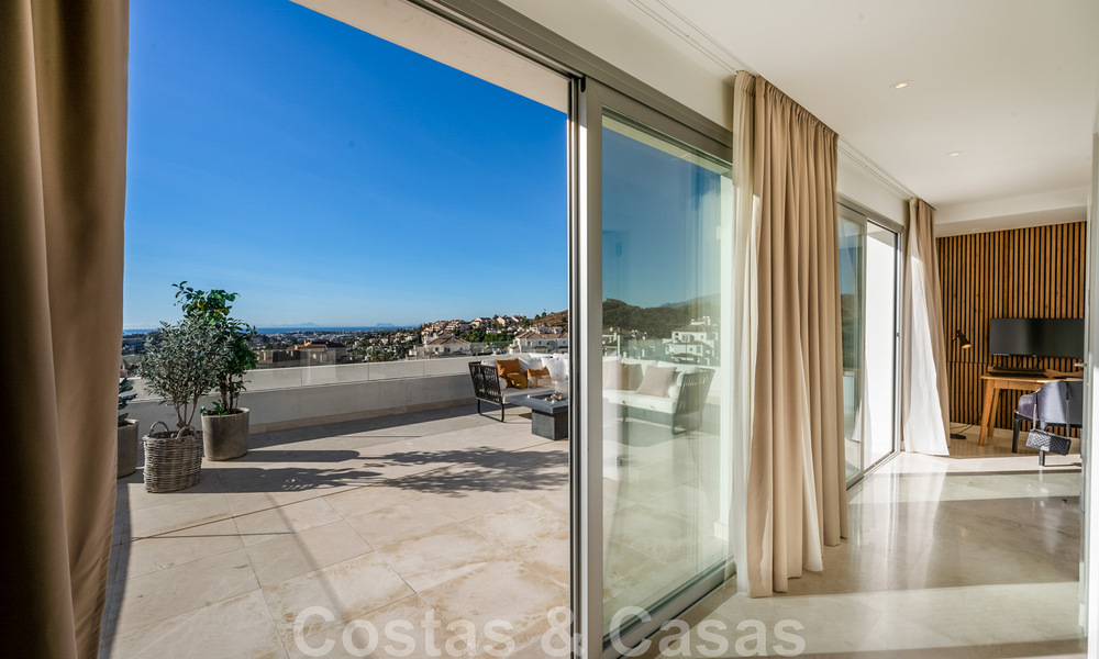 Moderno ático en venta listo para entrar a vivir con vistas abiertas al mar en un moderno complejo en Nueva Andalucia, Marbella 47893