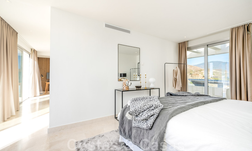 Moderno ático en venta listo para entrar a vivir con vistas abiertas al mar en un moderno complejo en Nueva Andalucia, Marbella 47896