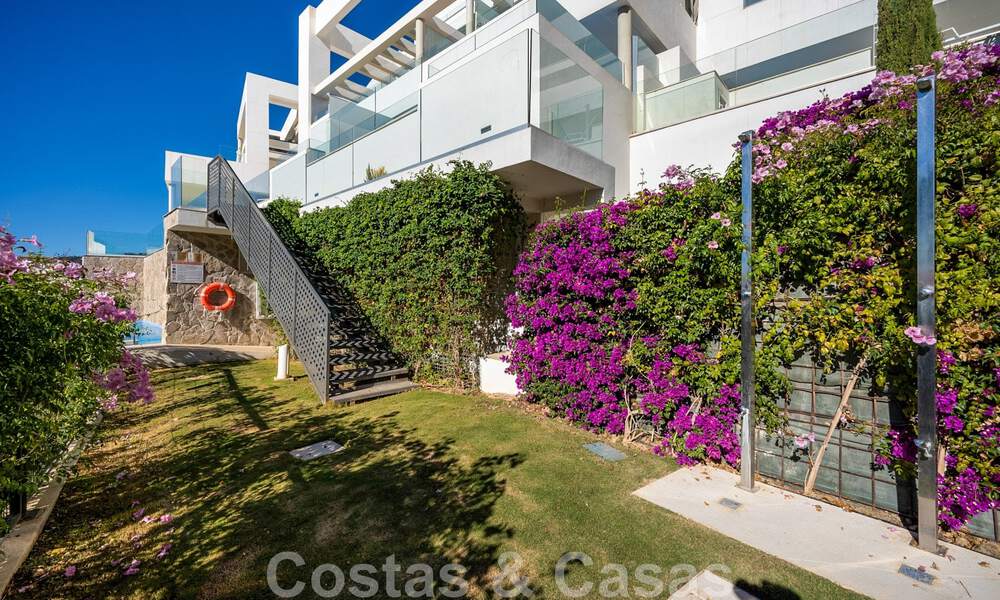 Moderno ático en venta listo para entrar a vivir con vistas abiertas al mar en un moderno complejo en Nueva Andalucia, Marbella 47899