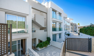 Moderno ático en venta listo para entrar a vivir con vistas abiertas al mar en un moderno complejo en Nueva Andalucia, Marbella 47900 