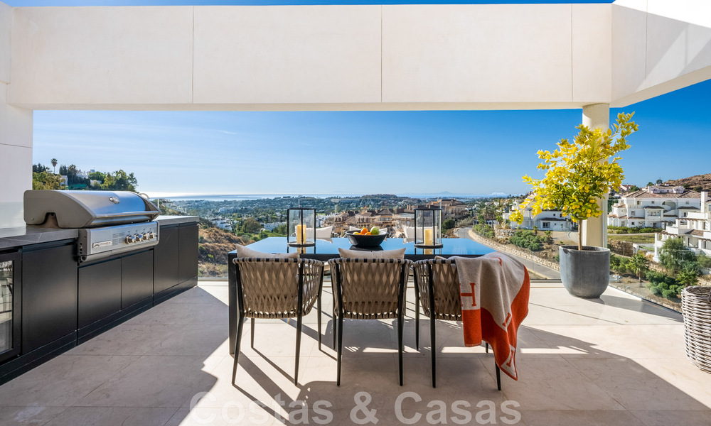 Moderno ático en venta listo para entrar a vivir con vistas abiertas al mar en un moderno complejo en Nueva Andalucia, Marbella 47906