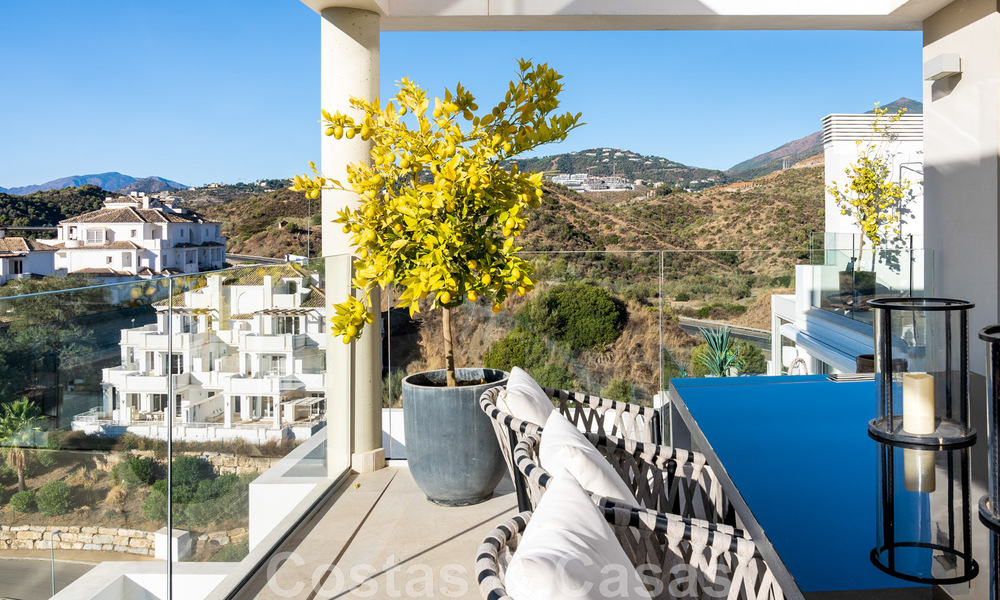 Moderno ático en venta listo para entrar a vivir con vistas abiertas al mar en un moderno complejo en Nueva Andalucia, Marbella 47907
