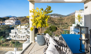 Moderno ático en venta listo para entrar a vivir con vistas abiertas al mar en un moderno complejo en Nueva Andalucia, Marbella 47907 