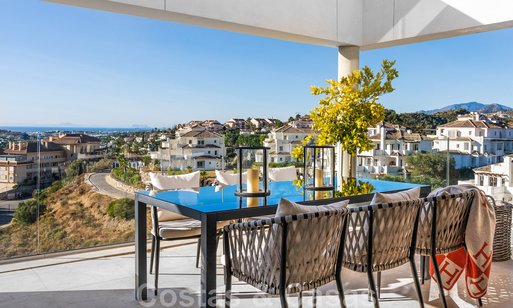 Moderno ático en venta listo para entrar a vivir con vistas abiertas al mar en un moderno complejo en Nueva Andalucia, Marbella 47908
