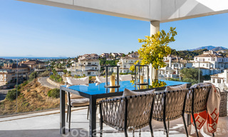 Moderno ático en venta listo para entrar a vivir con vistas abiertas al mar en un moderno complejo en Nueva Andalucia, Marbella 47908 