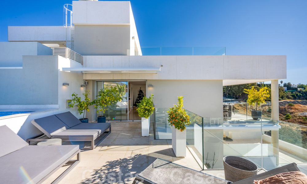 Moderno ático en venta listo para entrar a vivir con vistas abiertas al mar en un moderno complejo en Nueva Andalucia, Marbella 47910