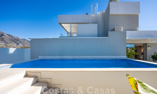 Moderno ático en venta listo para entrar a vivir con vistas abiertas al mar en un moderno complejo en Nueva Andalucia, Marbella 47911 