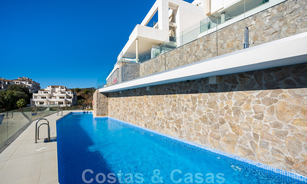 Moderno ático en venta listo para entrar a vivir con vistas abiertas al mar en un moderno complejo en Nueva Andalucia, Marbella 47912