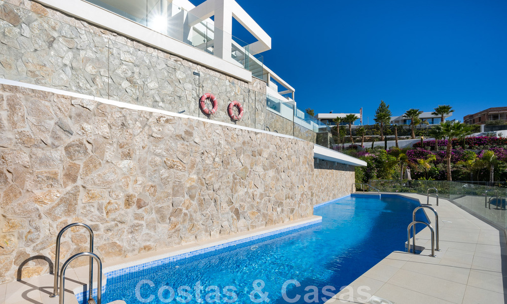 Moderno ático en venta listo para entrar a vivir con vistas abiertas al mar en un moderno complejo en Nueva Andalucia, Marbella 47913