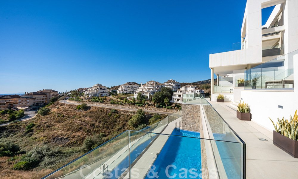 Moderno ático en venta listo para entrar a vivir con vistas abiertas al mar en un moderno complejo en Nueva Andalucia, Marbella 47919