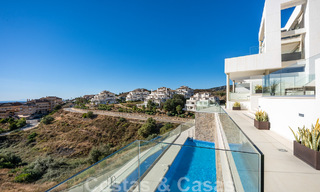 Moderno ático en venta listo para entrar a vivir con vistas abiertas al mar en un moderno complejo en Nueva Andalucia, Marbella 47919 