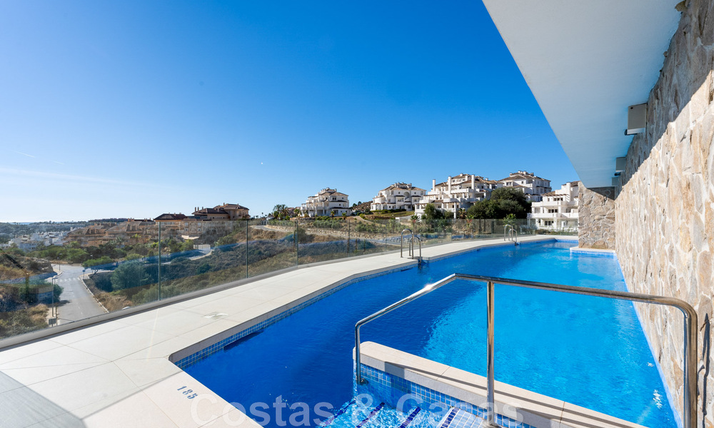 Moderno ático en venta listo para entrar a vivir con vistas abiertas al mar en un moderno complejo en Nueva Andalucia, Marbella 47920