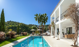 Exquisita villa de lujo en venta de estilo mediterráneo con diseño contemporáneo en una posición elevada en El Madroñal, Benahavis - Marbella 48117 