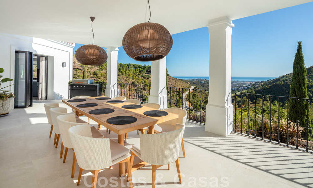 Exquisita villa de lujo en venta de estilo mediterráneo con diseño contemporáneo en una posición elevada en El Madroñal, Benahavis - Marbella 48119