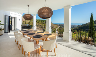 Exquisita villa de lujo en venta de estilo mediterráneo con diseño contemporáneo en una posición elevada en El Madroñal, Benahavis - Marbella 48119 