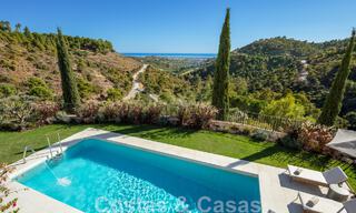 Exquisita villa de lujo en venta de estilo mediterráneo con diseño contemporáneo en una posición elevada en El Madroñal, Benahavis - Marbella 48120 