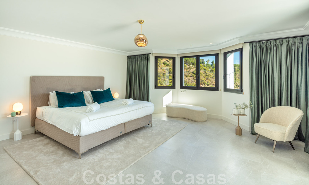 Exquisita villa de lujo en venta de estilo mediterráneo con diseño contemporáneo en una posición elevada en El Madroñal, Benahavis - Marbella 48123