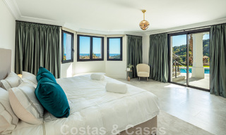 Exquisita villa de lujo en venta de estilo mediterráneo con diseño contemporáneo en una posición elevada en El Madroñal, Benahavis - Marbella 48124 