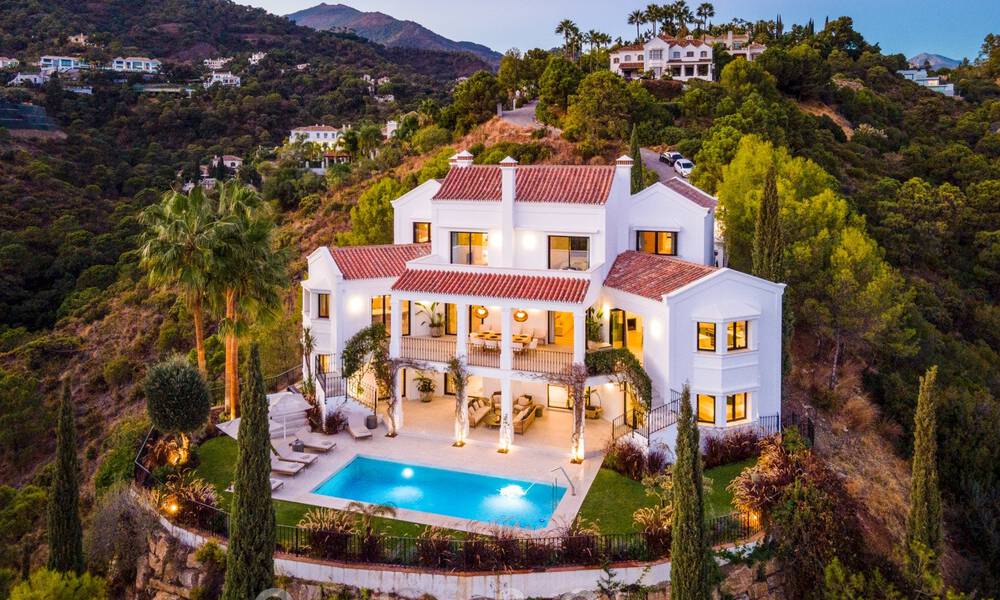 Exquisita villa de lujo en venta de estilo mediterráneo con diseño contemporáneo en una posición elevada en El Madroñal, Benahavis - Marbella 48130